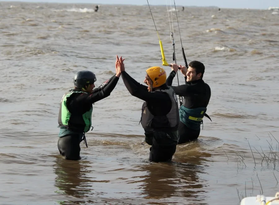 Riders en el agua de Escuela Ombú
